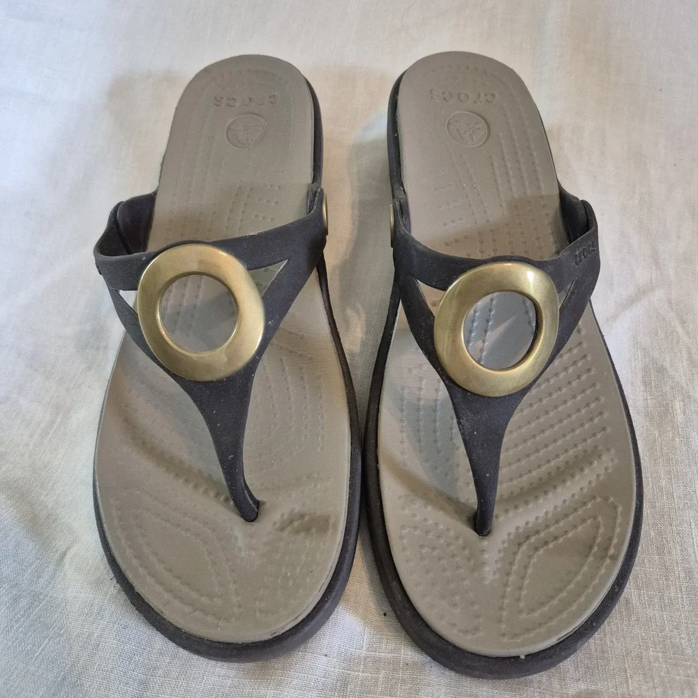 Crocs Sanrah Women Size 7 Wedge Sandals Thong Flip Flop Comfort Beach Resortwear